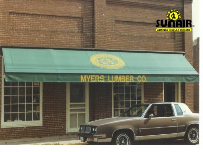 Sunair%20retractable%20awning%20on%20commercial%20building.JPG